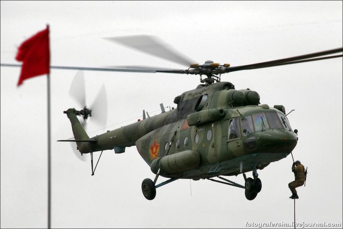 Trực thăng vận tải Mi-8 bắt đầu bài bay trình diễn.